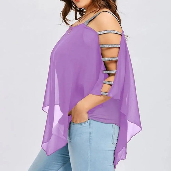 Frau in lila Chiffon-Bluse mit Cut-Out-Ärmeln, lässig, modisch, Sommerkleidung.