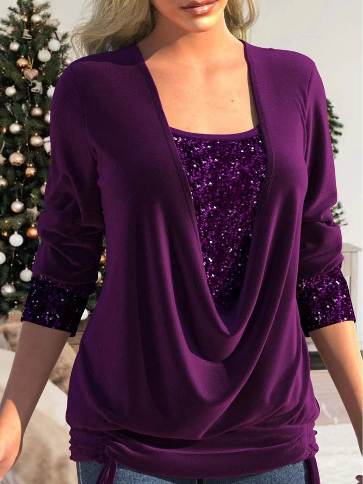 Frau in lila Glitzer-Top vor Weihnachtsbaum, modisches Design, festliche Kleidung.