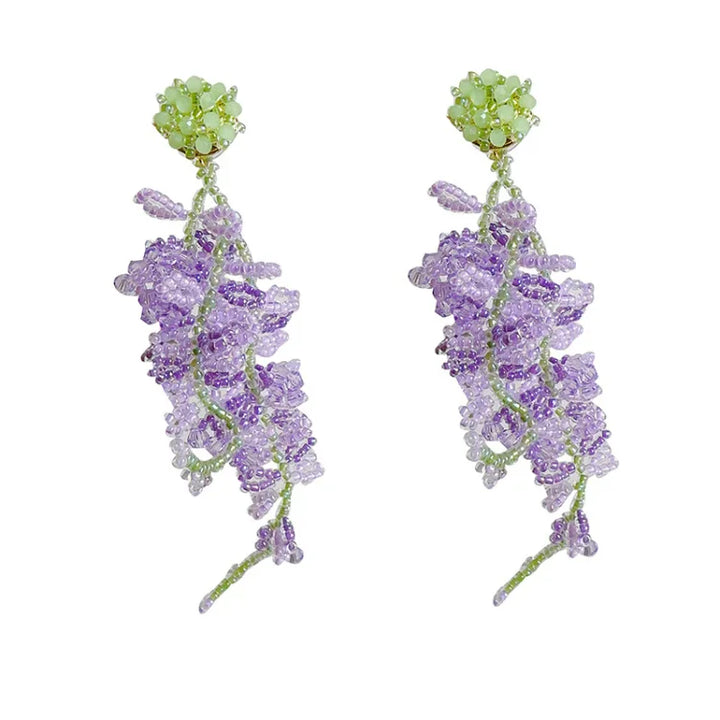 Lila Ohrringe aus Perlen, handgefertigt, florales Design, eleganter Schmuck für Damen.