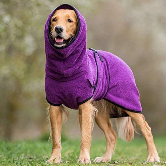 Hund in lila Bademantel, Kapuze, Outdoor, Haustierbekleidung, flauschig, wasserabsorbierend.