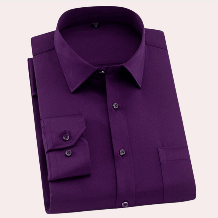 Lila Herrenhemd, langärmelig, Baumwolle, klassischer Kragen, elegante Mode, Business-Stil.