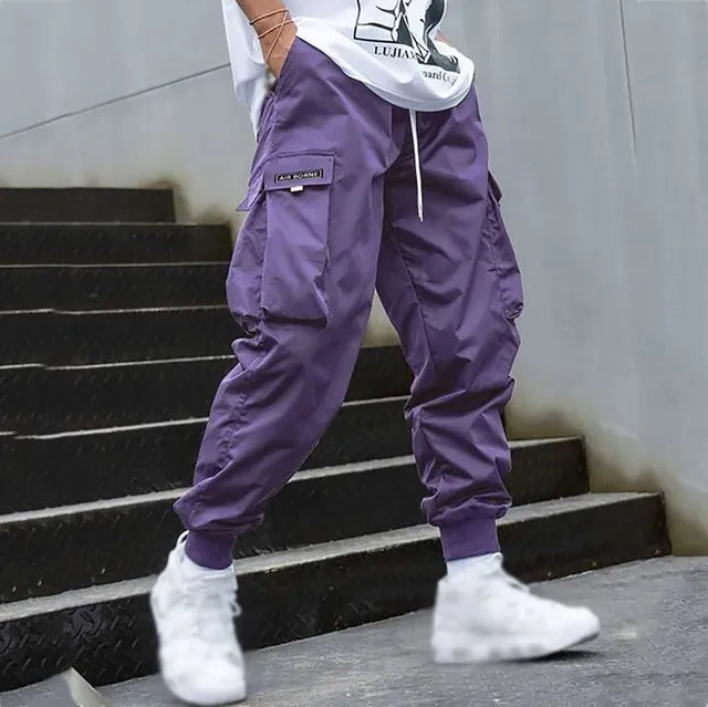Lila Herren-Cargo-Hose, Hip-Hop-Stil, mit Taschen, Streetwear, Jogger, Treppe.