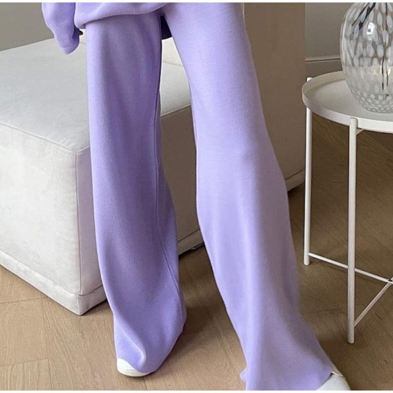 Lila Damenhose, weites Bein, weicher Stoff, modisch, bequem, Wohnzimmer, moderne Einrichtung.