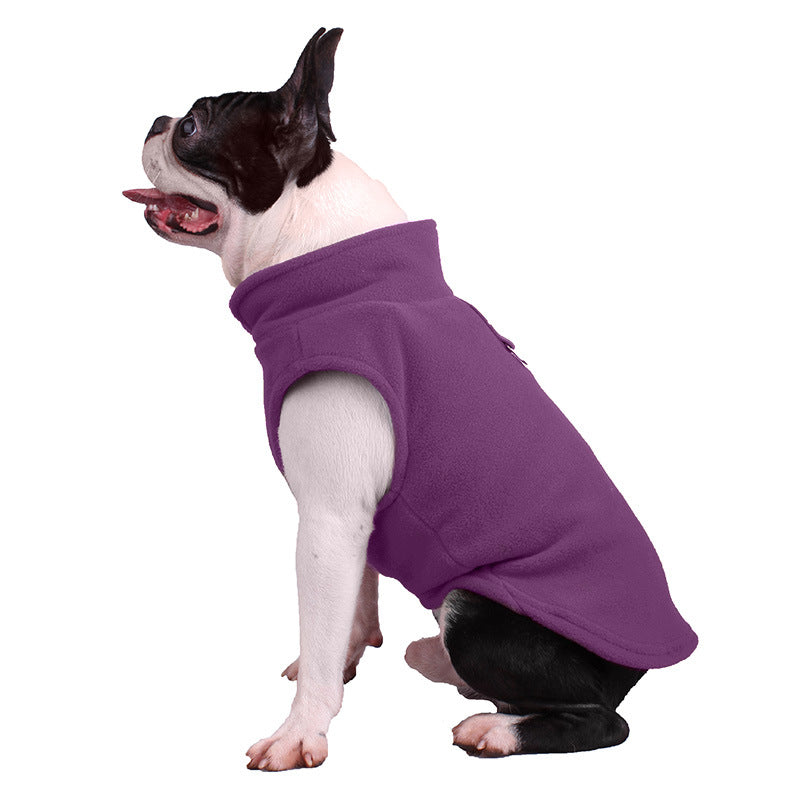 Boston Terrier in lila Fleecejacke, Hundebekleidung, warm, bequem, modisch, Haustierkleidung.