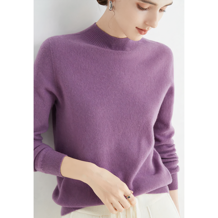 Frau in lila Kaschmirpullover, Rollkragen, elegante Mode, Herbst-Winter-Outfit.