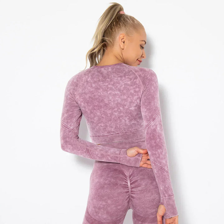 Frau in lila nahtlosem Sport-Set, langärmeliges Oberteil, Fitnessmode, Rückansicht.