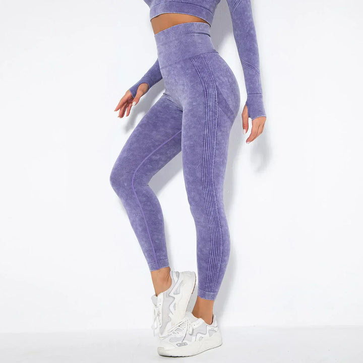 Frau in lila nahtloser Sportleggings und Crop-Top, Fitnessmode, bequeme Sportbekleidung.