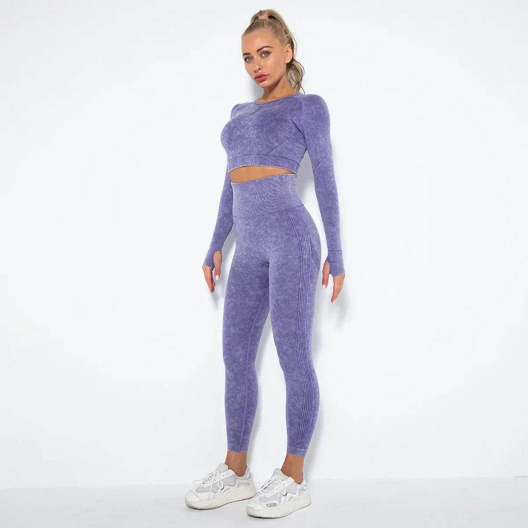 Frau in lila nahtlosem Sport-Set, langärmeliges Oberteil, Leggings, Fitnessmode.