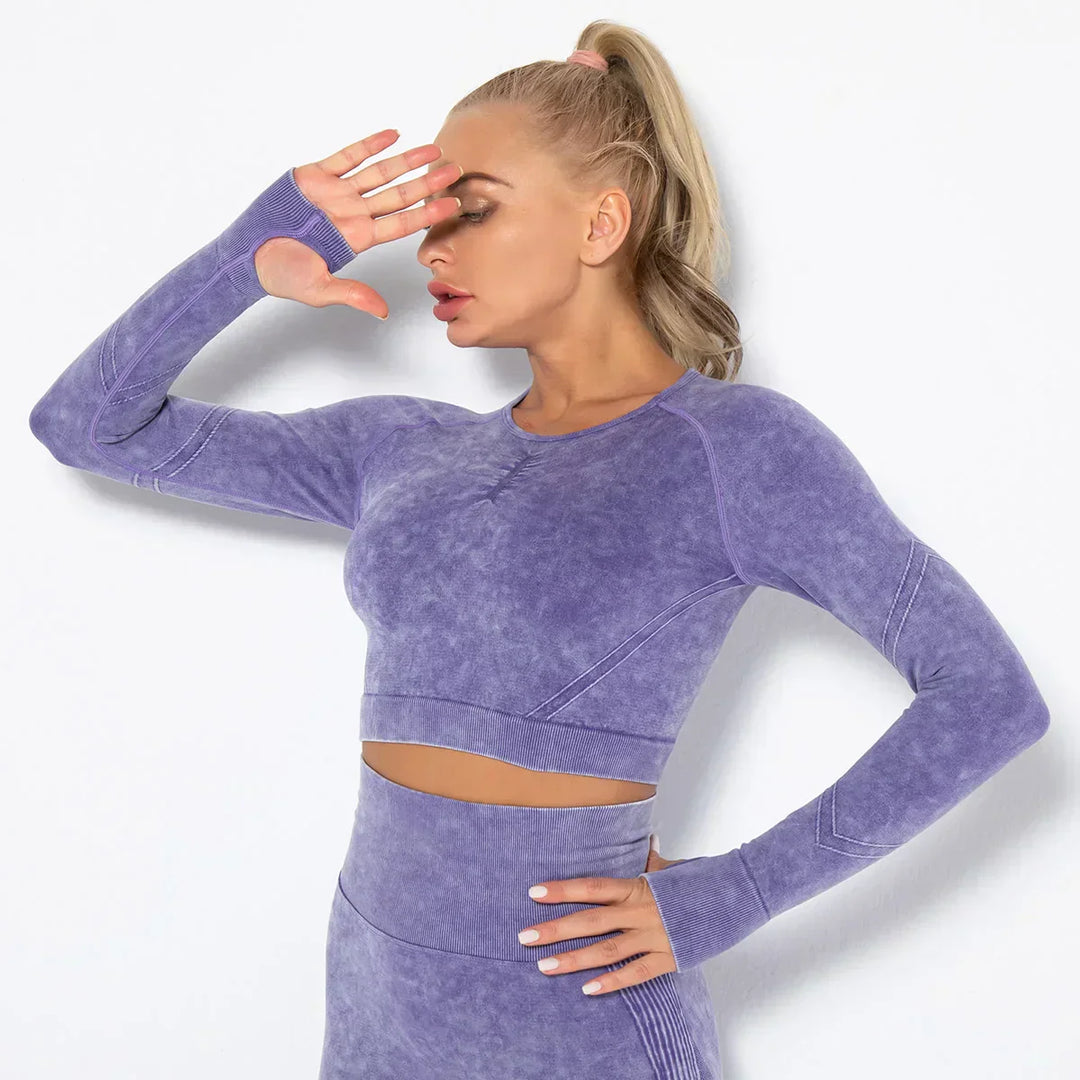 Frau in lila nahtlosem Sport-Set, Langarm-Oberteil, Fitnessmode, athletische Kleidung.