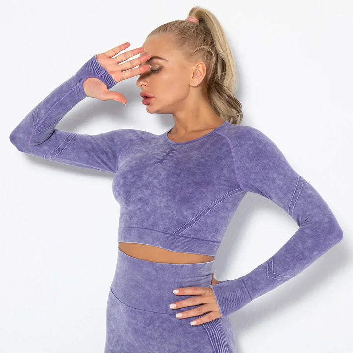 Frau in lila nahtlosem Sport-Set, Langarm-Oberteil, Fitnessmode, athletische Kleidung.