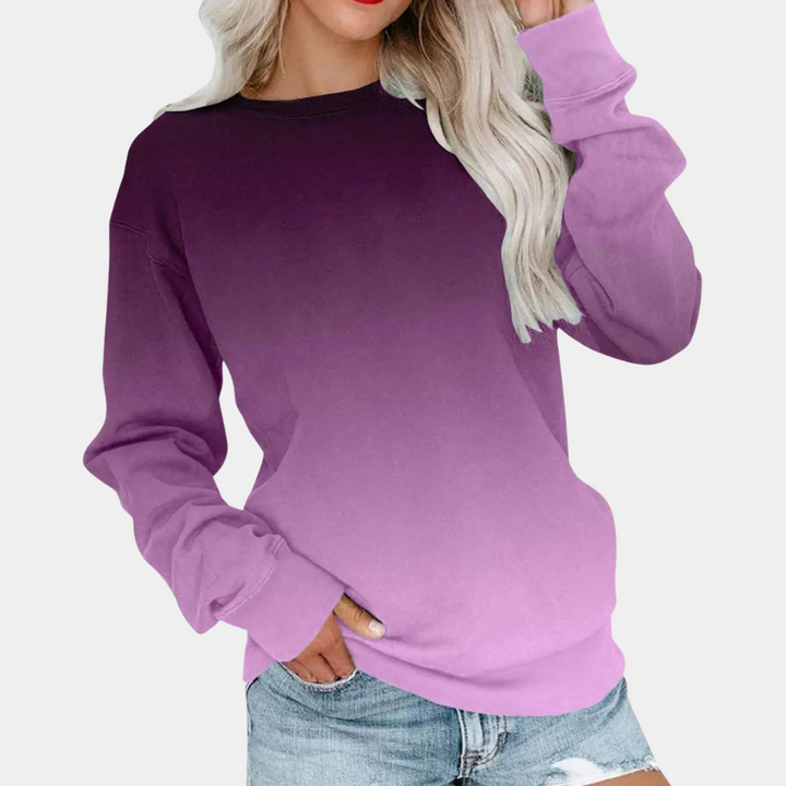 Frau in lila Ombre-Pullover, langärmelig, lässig, modisch, Damenmode, Herbstkleidung.