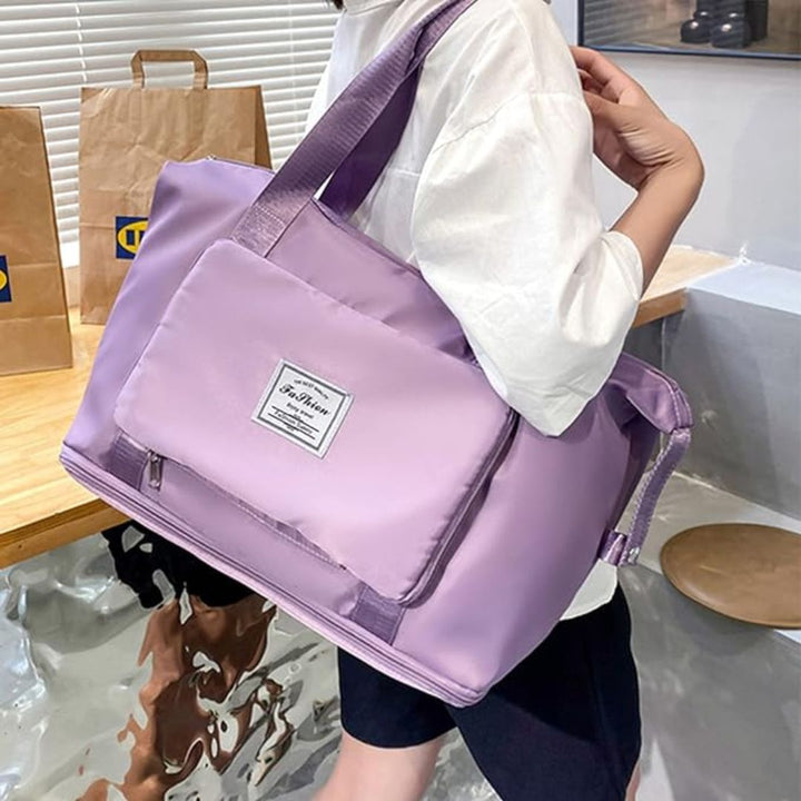Frau mit großer lila Reisetasche aus Nylon, modisch, praktisch, ideal für Reisen.