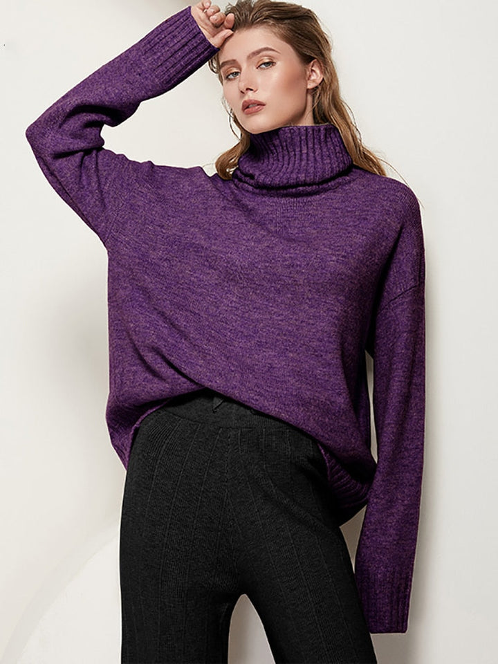 Frau in lila Rollkragenpullover und schwarzer Hose, modisch, elegant, Herbstmode.
