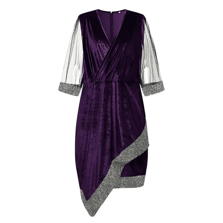 Lila Samtkleid mit silbernen Glitzerakzenten, asymmetrischem Saum und transparenten Ärmeln.