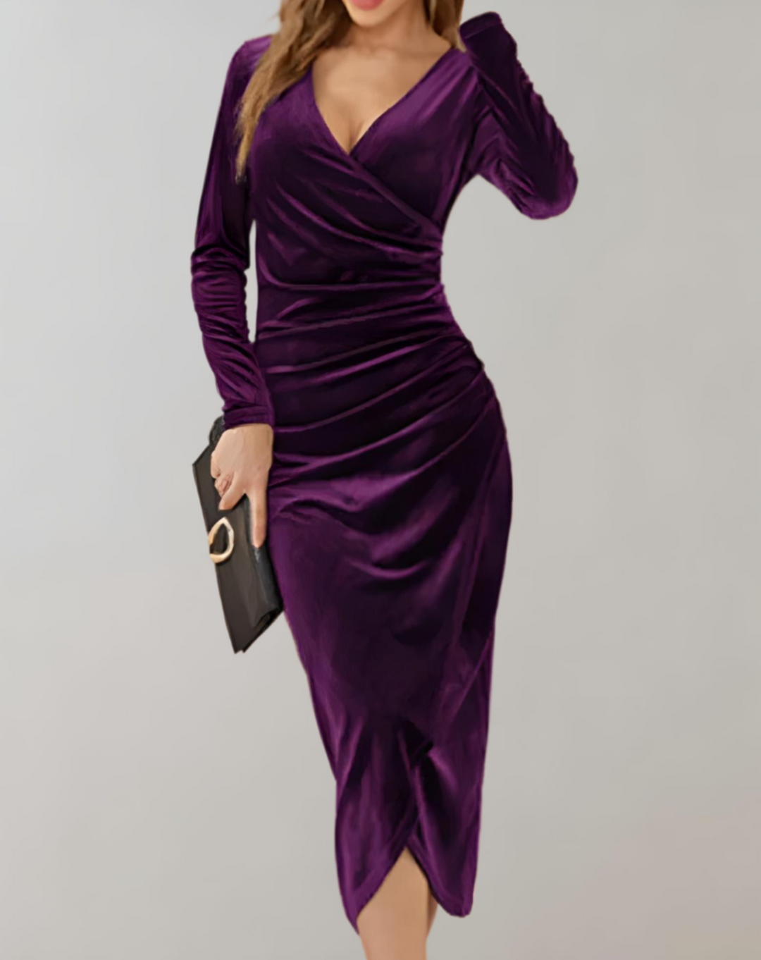 Frau in lila Samtkleid mit V-Ausschnitt, hält schwarze Clutch, elegante Abendmode.