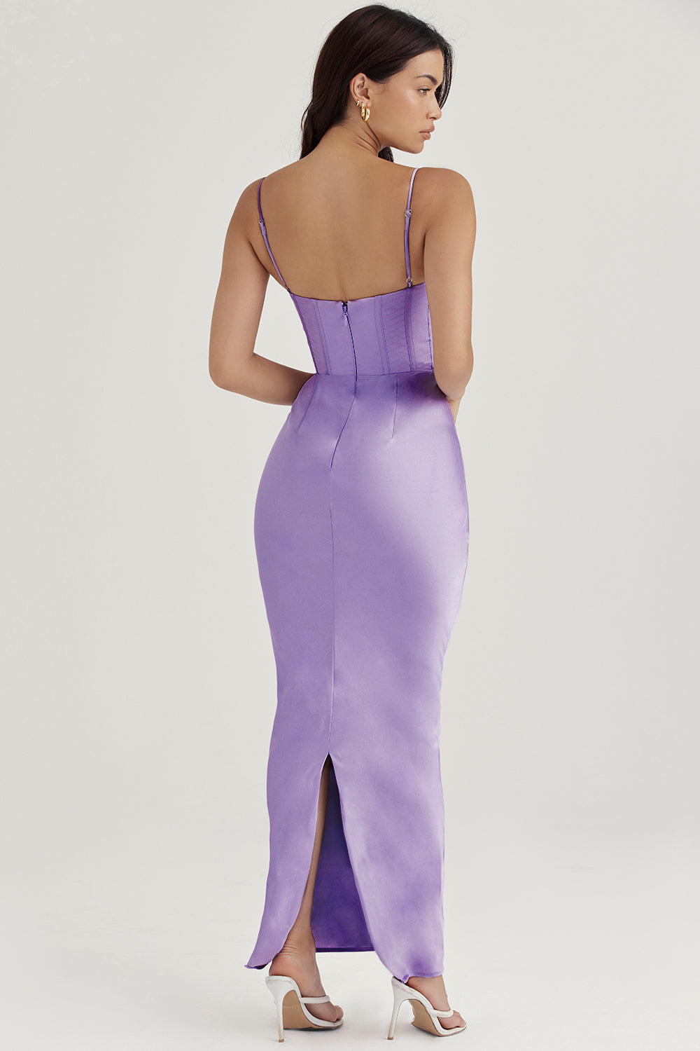 Frau in lila Satin-Abendkleid mit Spaghettiträgern, Rückansicht, elegantes Design.