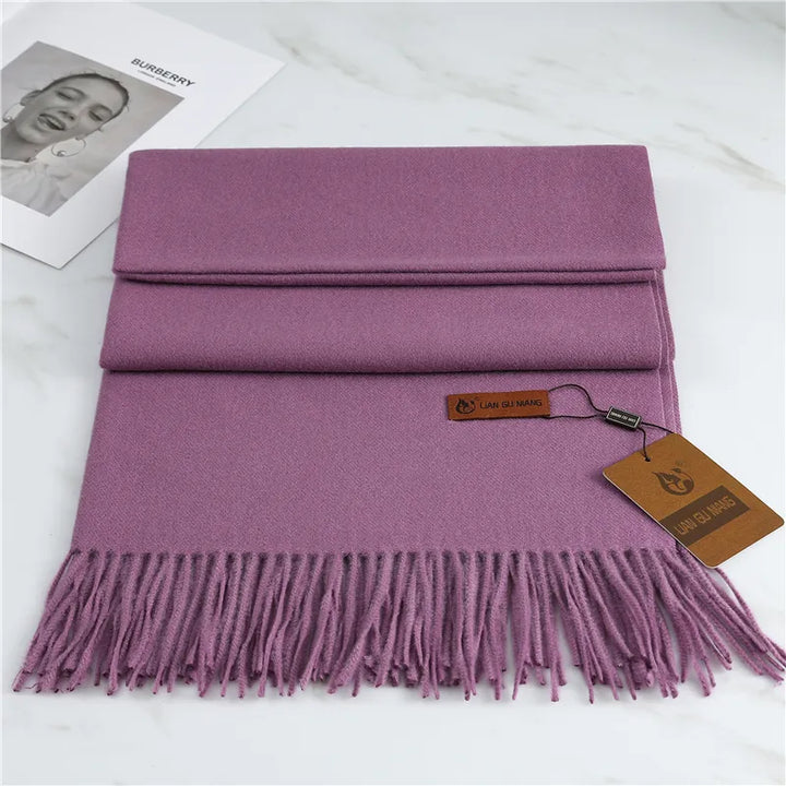 Lila Kaschmirschal mit Fransen, weiches Material, elegantes Design, ideal für kalte Tage.