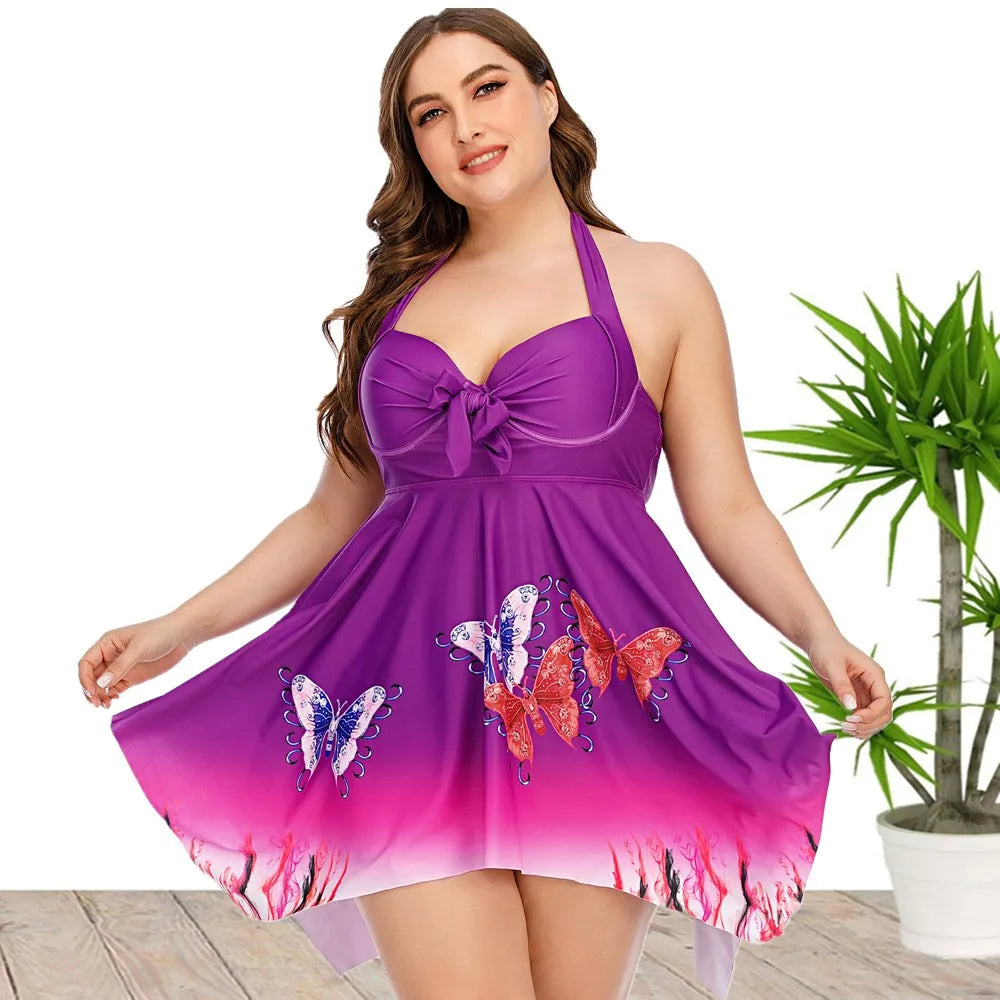 Frau im lila Badeanzug mit Schmetterlingsmuster, Strandmode, Plus-Size, Sommerkleidung.
