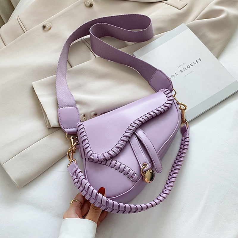 Lila Umhängetasche Damen, Leder, modisch, geflochtener Riemen, goldene Details, elegant.