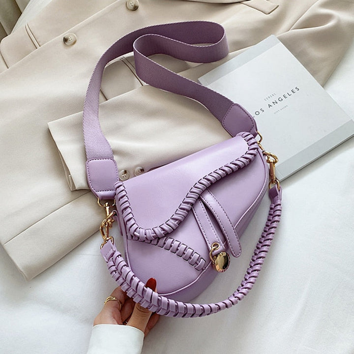Lila Umhängetasche Damen, Leder, modisch, geflochtener Riemen, goldene Details, elegant.