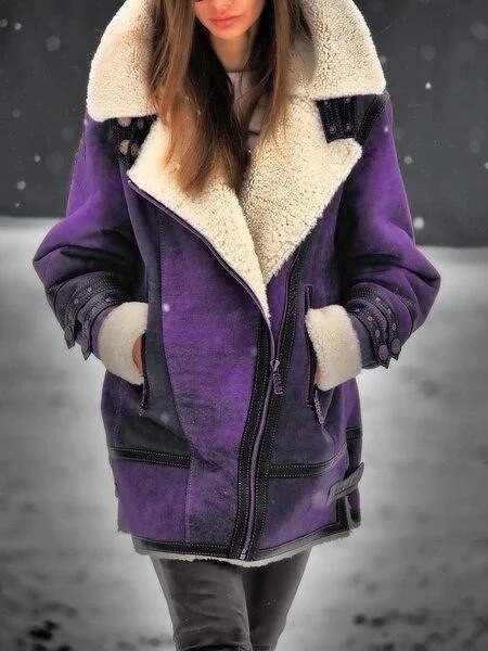 Frau in lila Lammfelljacke mit weißem Kragen, Wintermode, stilvoller Mantel, Outdoor-Bekleidung.