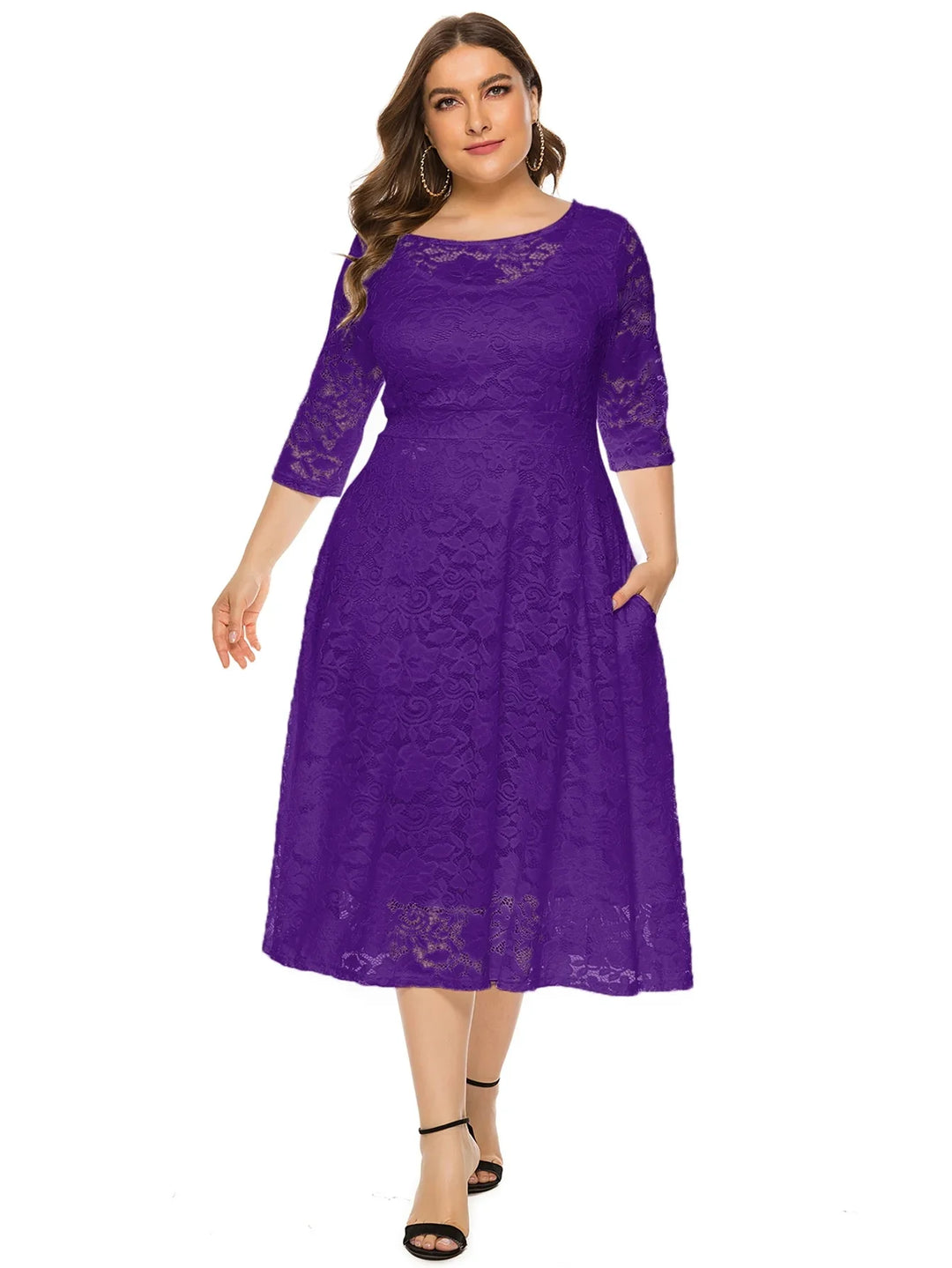Frau in lila Spitzenkleid, knielang, mit 3/4-Ärmeln, elegantes Design, Abendmode.