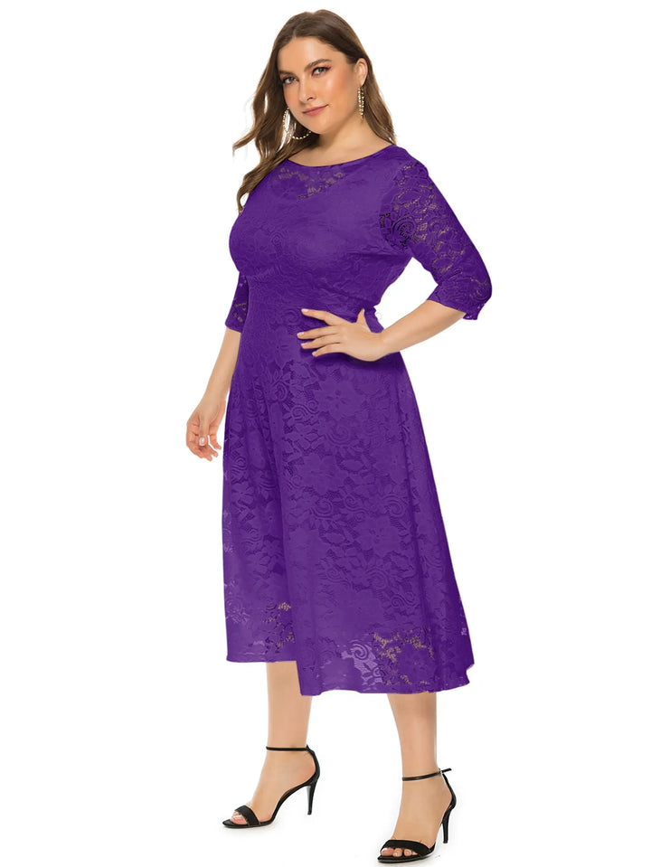 Frau in lila Spitzenkleid, knielang, mit 3/4-Ärmeln, elegant, modisch, Abendmode.