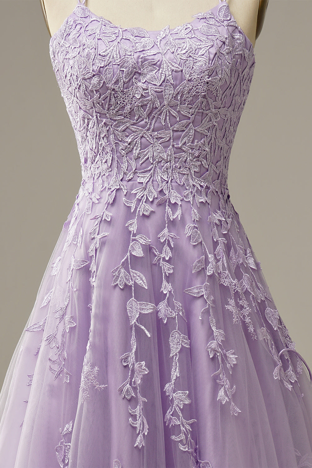 Lila Abendkleid mit floraler Spitze, ärmellos, elegantes Design, Ballkleid, Tüllstoff.