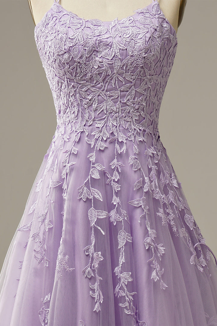 Lila Abendkleid mit floraler Spitze, ärmellos, elegantes Design, Ballkleid, Tüllstoff.