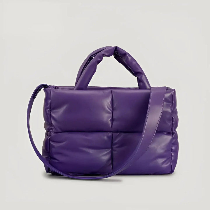 Lila gesteppte Handtasche aus Leder mit Schulterriemen, modisches Accessoire.