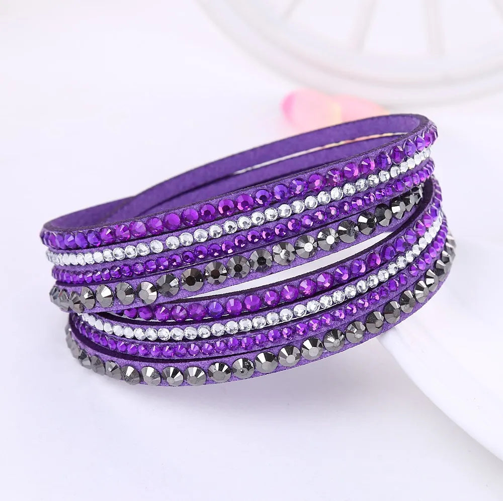 Lila Armband mit Strasssteinen, mehrreihig, modisches Schmuckaccessoire, Damenarmband.
