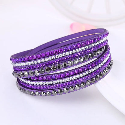 Lila Armband mit Strasssteinen, mehrreihig, modisches Schmuckaccessoire, Damenarmband.