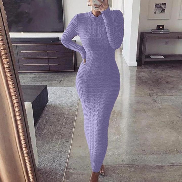 Frau in lila Strickkleid, langärmelig, figurbetont, modernes Wohnzimmer, Spiegelaufnahme.