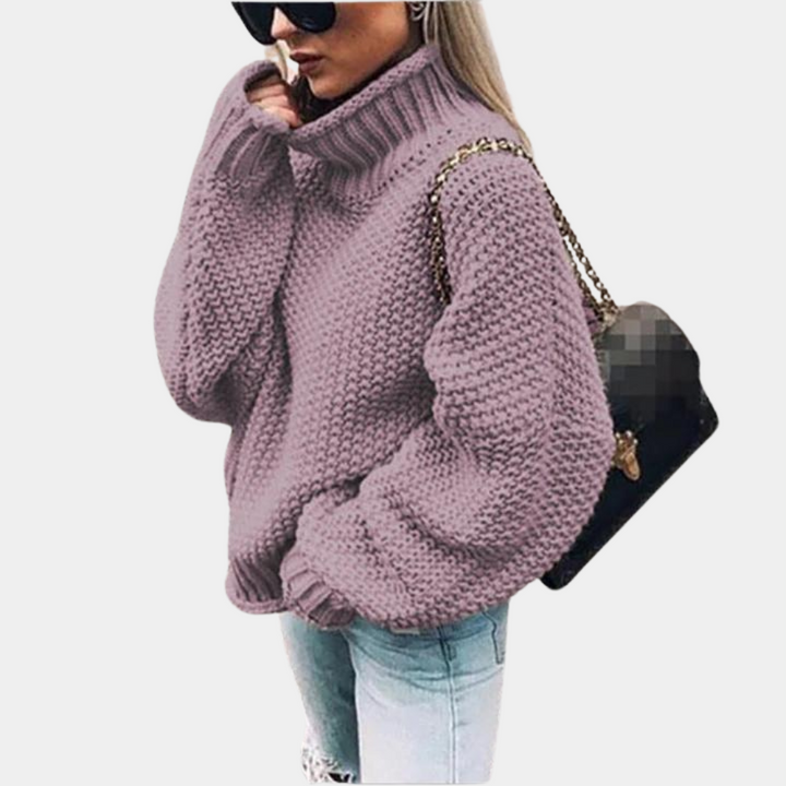 Frau in lila Strickpullover, Rollkragen, mit schwarzer Tasche, modisch, Herbstmode.