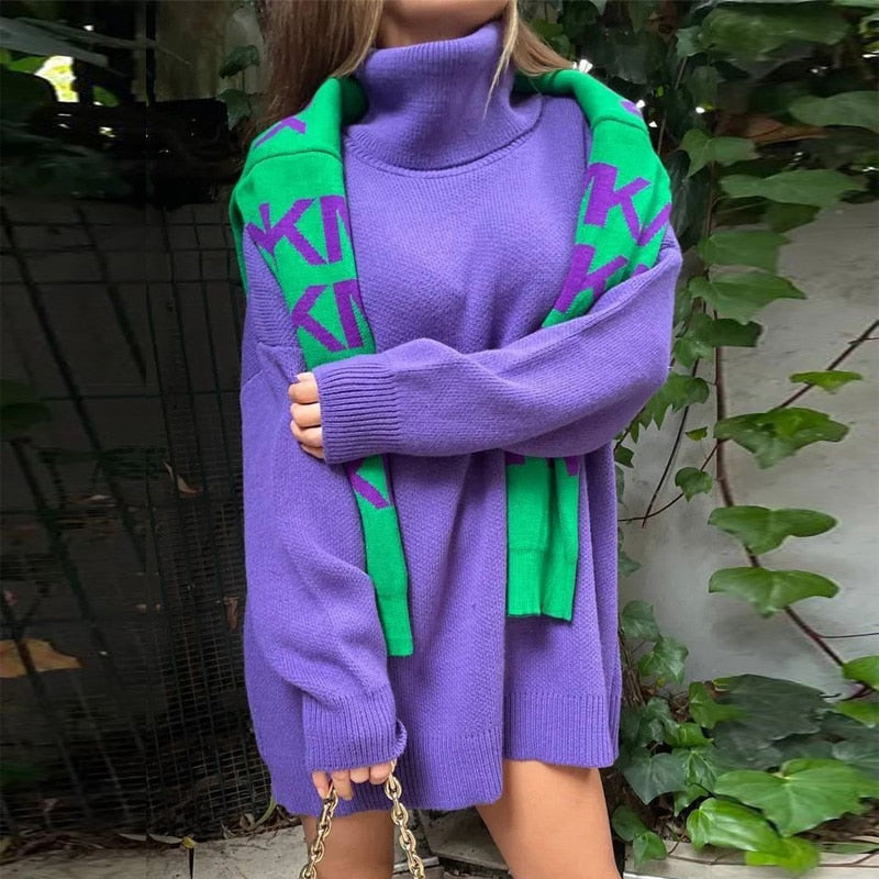 Frau in lila Strickpullover mit grünem Schal, modisch, Herbstmode, gemütlich, stilvoll.