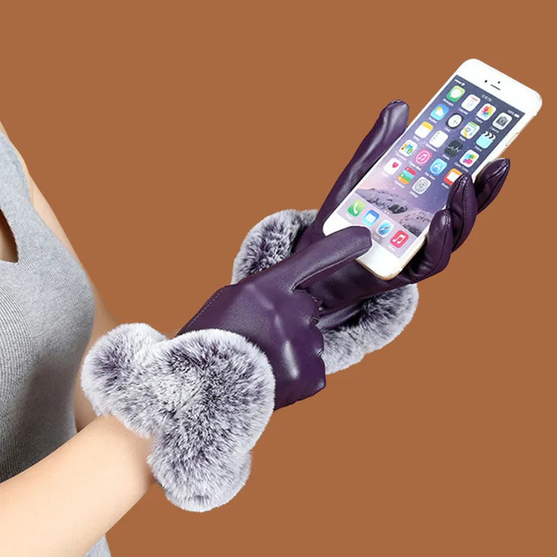 Lila Lederhandschuhe mit grauem Fellbesatz, Touchscreen-kompatibel, Damenmode.
