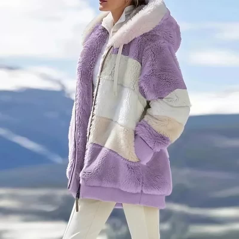 Frau in lila-weißer Kunstpelzjacke mit Kapuze, Wintermode, Outdoor-Bekleidung.