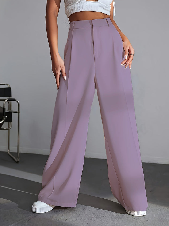 Frau in lila, weiten Hosen und weißem Top, modisch, elegant, moderne Damenmode.