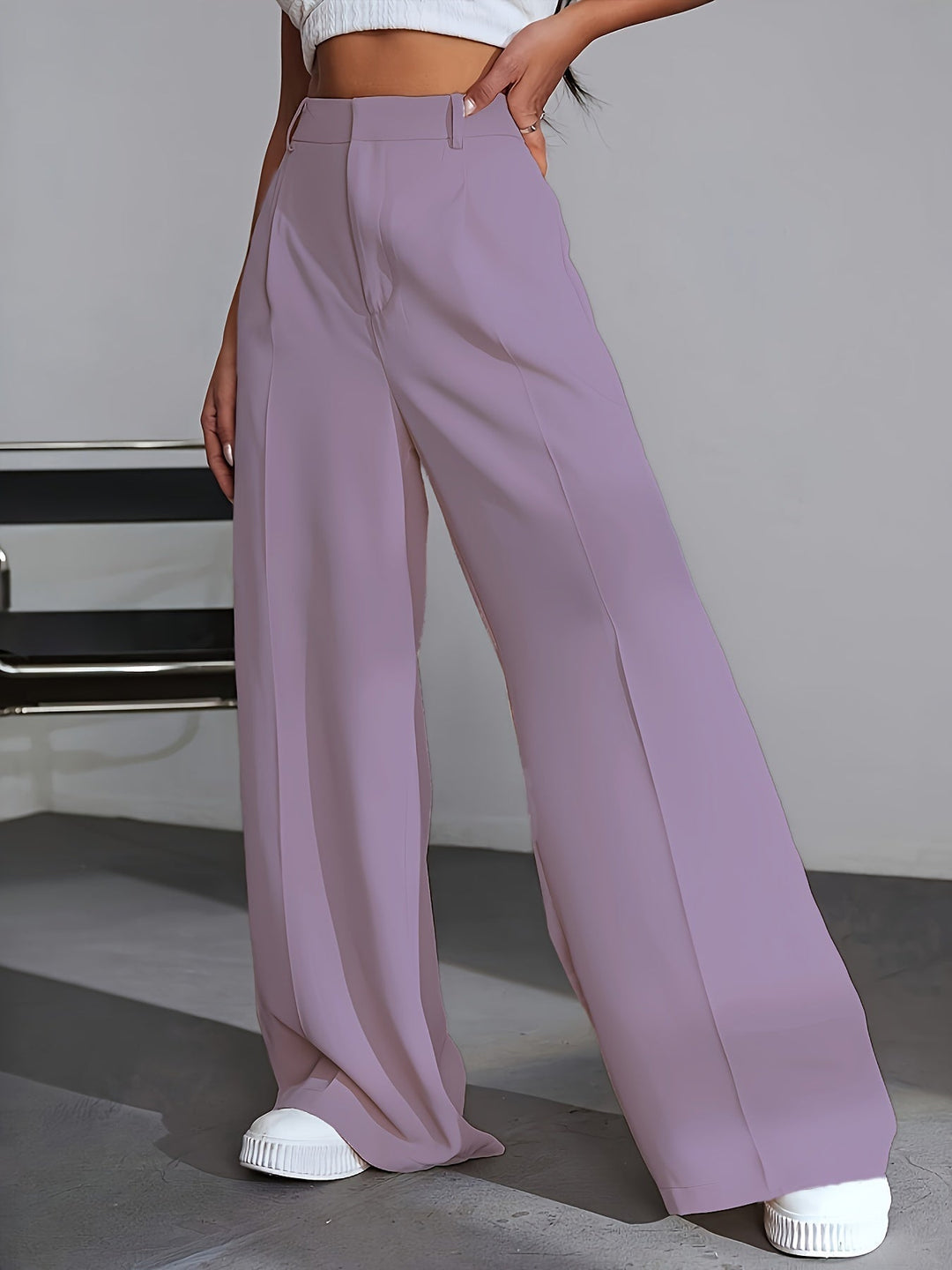 Lila weite Damenhose, hohe Taille, elegantes Design, modische Damenbekleidung, Büro-Outfit.