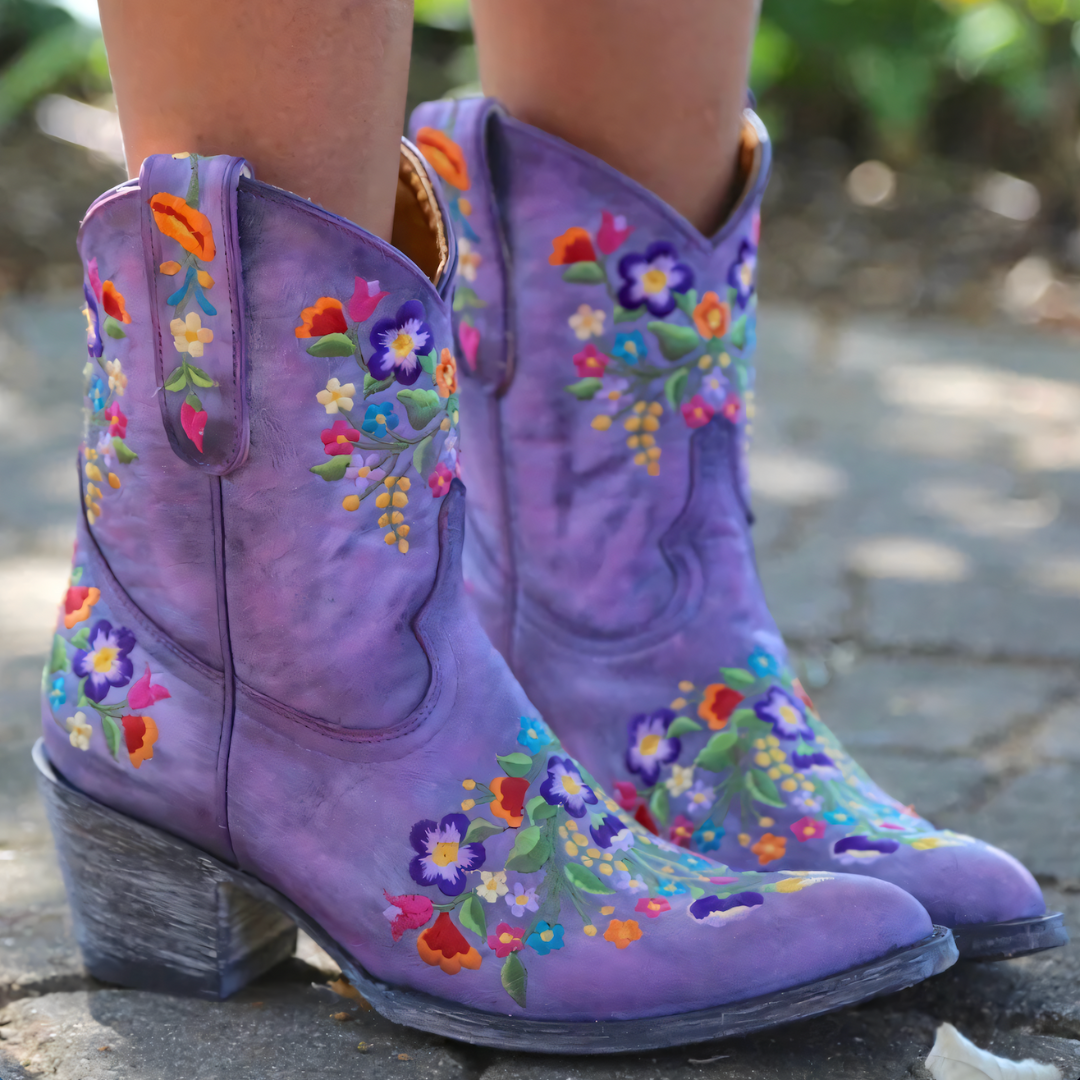 Lila Cowboystiefel mit bunter Blumenstickerei, Damenmode, Leder, Westernstil.
