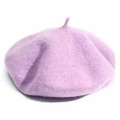 Lila Wollbarett, modisches Accessoire, weiches Material, stilvoller Kopfbedeckungstrend.