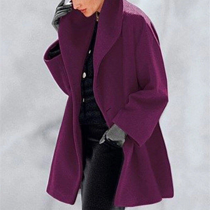Lila Wollmantel mit breitem Kragen, Damenmode, Winterjacke, stilvoll und elegant.