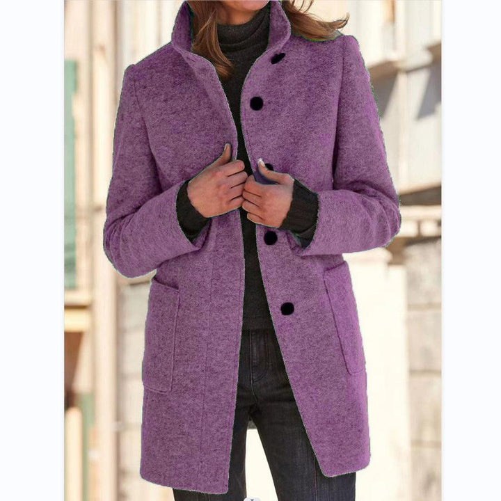 Frau in lila Wollmantel, Stehkragen, schwarze Knöpfe, Herbstmode, eleganter Damenmantel.