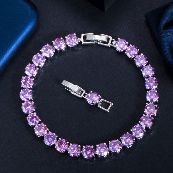 Silberarmband mit lila Zirkonia-Steinen, elegantes Schmuckstück, Damenaccessoire, Geschenkidee.