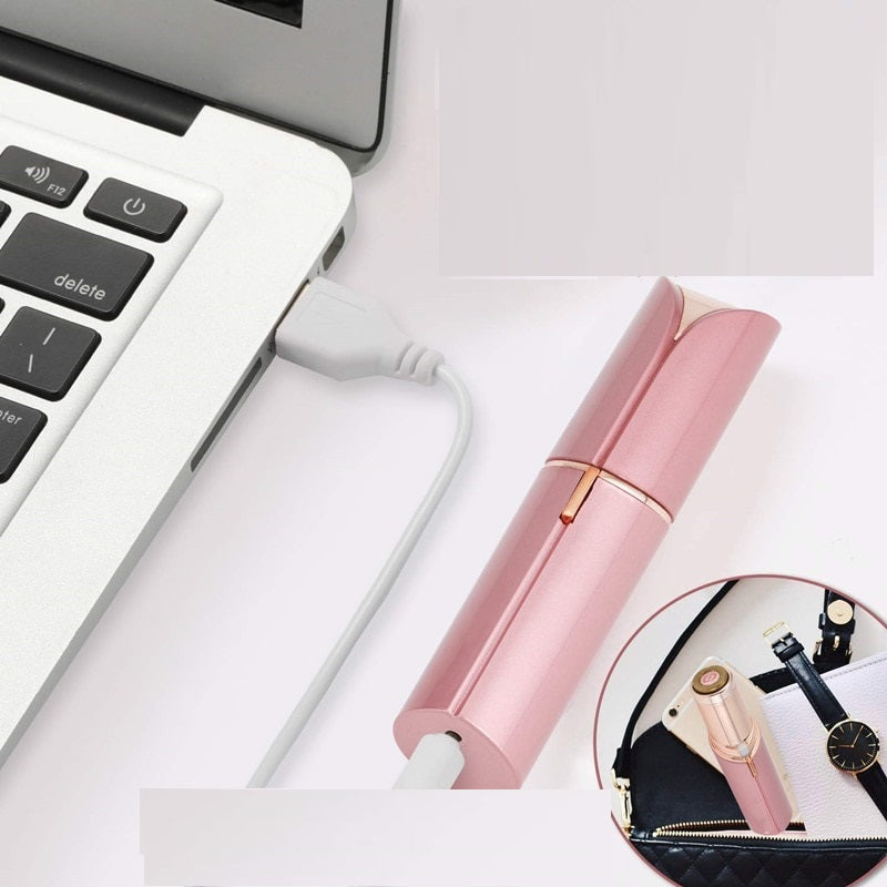 Rosa Lippenstift-Powerbank, USB-Anschluss, tragbar, stilvolles Design, ideal für unterwegs.