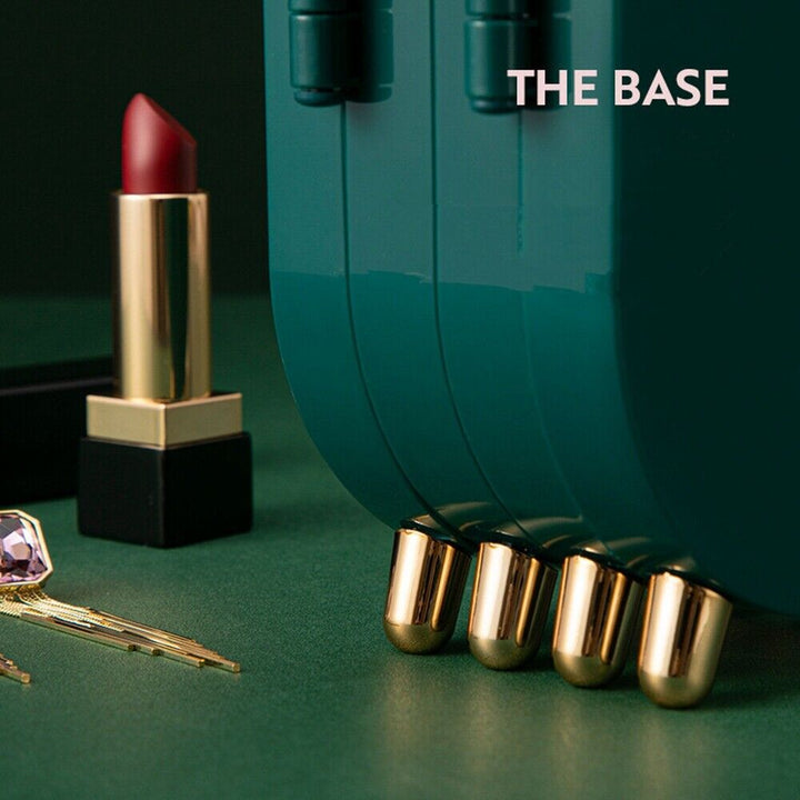 Grüner Kosmetik-Organizer mit Lippenstift und goldenen Details auf grünem Hintergrund.