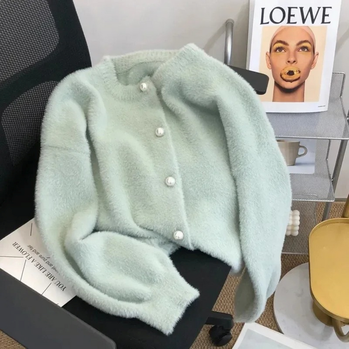 Hellblaues Strickjacke mit Rundhalsausschnitt und Knöpfen, Damenmode, weiches Material.