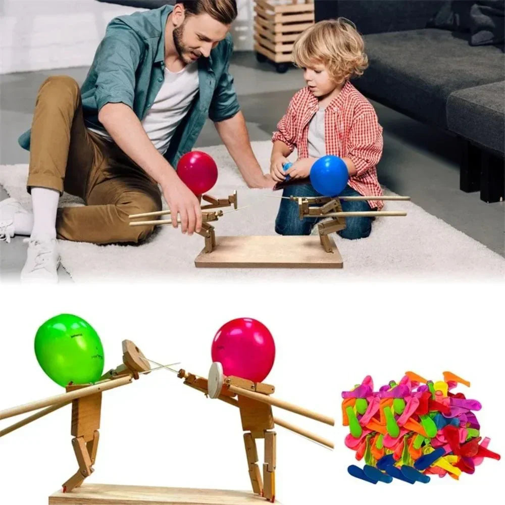 Vater und Sohn spielen mit Holz-Ballonschleuder, bunte Ballons, Indoor-Spielzeug.