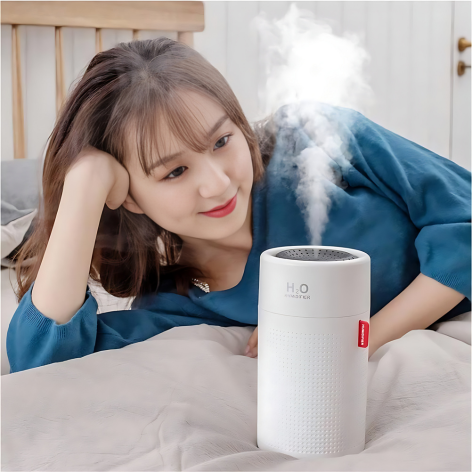 Frau mit weißem Luftbefeuchter, kompakt, modern, Schlafzimmer, Aromatherapie, Entspannung.