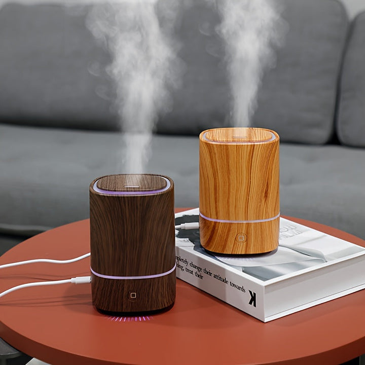 Zwei Holzoptik-Luftbefeuchter auf Tisch, braun und hellbraun, mit Dampf, modernes Design.